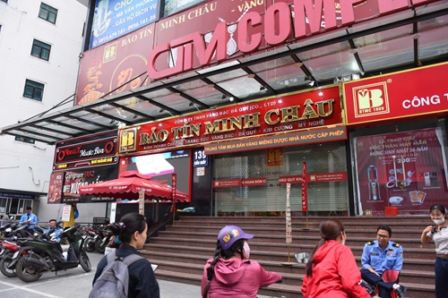 Lực lượng chức năng đồng loạt kiểm tra Bảo Tín Minh Châu tại Hà Nội. Ảnh: Minh Hạnh