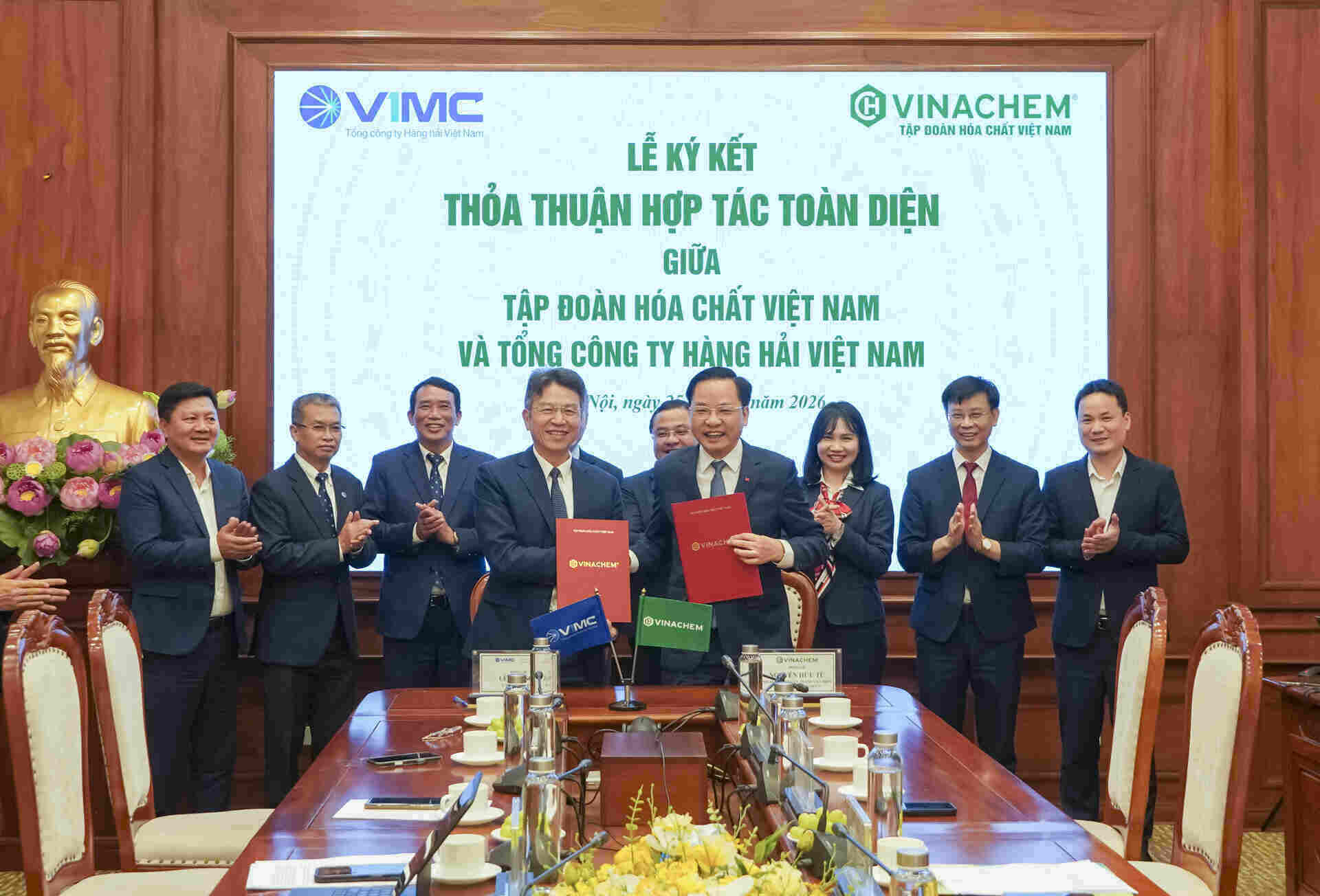 The signing ceremony of the comprehensive cooperation agreement between the two units marks a new step in the development of cooperative relations between the two state-owned enterprises in the field of industry and maritime logistics. Photo: Vinachem