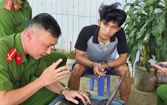 Lê Hoàng Thư bị tạm giữ sau khi đập phá xe taxi Ảnh: Phúc Khánh