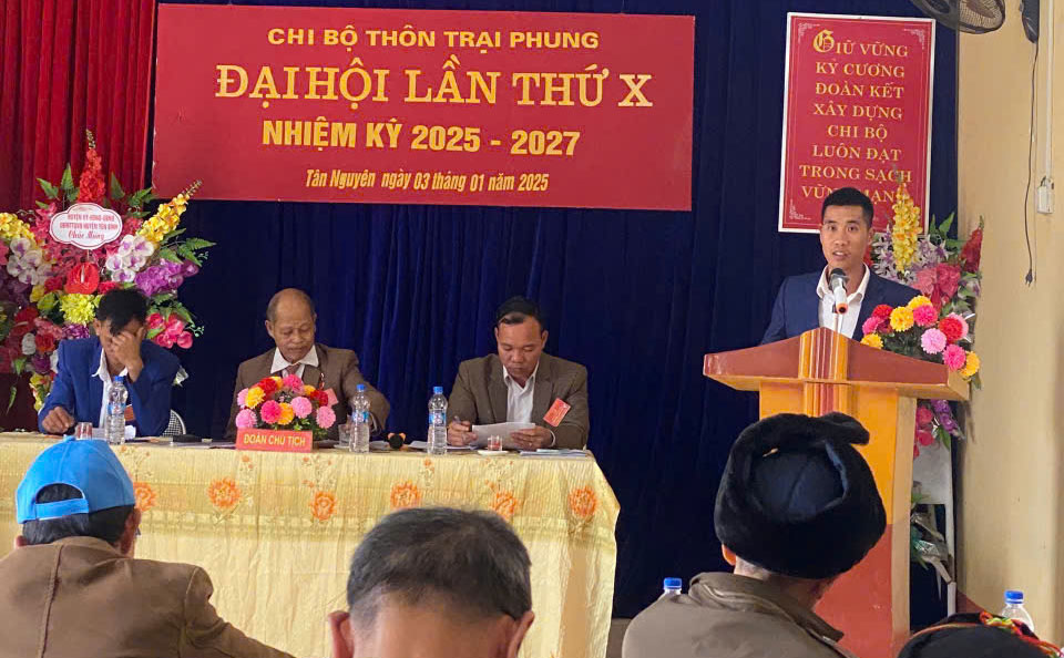 Đảng viên trẻ La Công Đức tại Đại hội Chi bộ thôn Trại Phung, xã Bảo Ái 