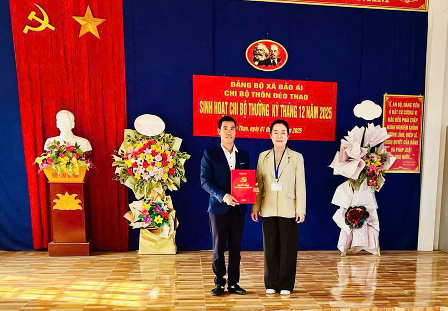 Đảng viên trẻ La Công Đức nhận Quyết định bổ nhiệm Bí thư Chi bộ thôn Đèo THao, xã Bảo Ái 