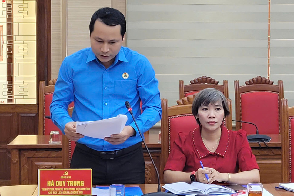 Ông Hà Duy Trung - Phó Chủ tịch Ủy ban MTTQ Việt Nam tỉnh, Chủ tịch LĐLĐ tỉnh Gia Lai - báo cáo tại buổi làm việc. Ảnh: LĐLĐ tỉnh Gia Lai