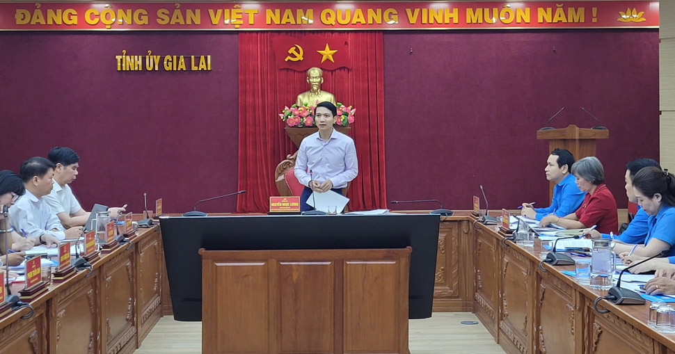 Mr. Nguyen Ngoc Luong - Deputy Secretary of the Provincial Party Committee, Chairman of the Vietnam Fatherland Front Committee of Gia Lai province - working with the Standing Committee of the Provincial Labor Federation. Photo: Gia Lai Provincial Labor Federation