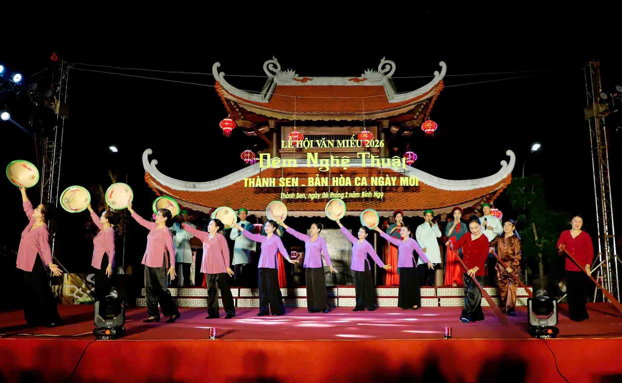 2026년 하띤 문묘 축제의 특별한 예술 공연. 사진: 탄센