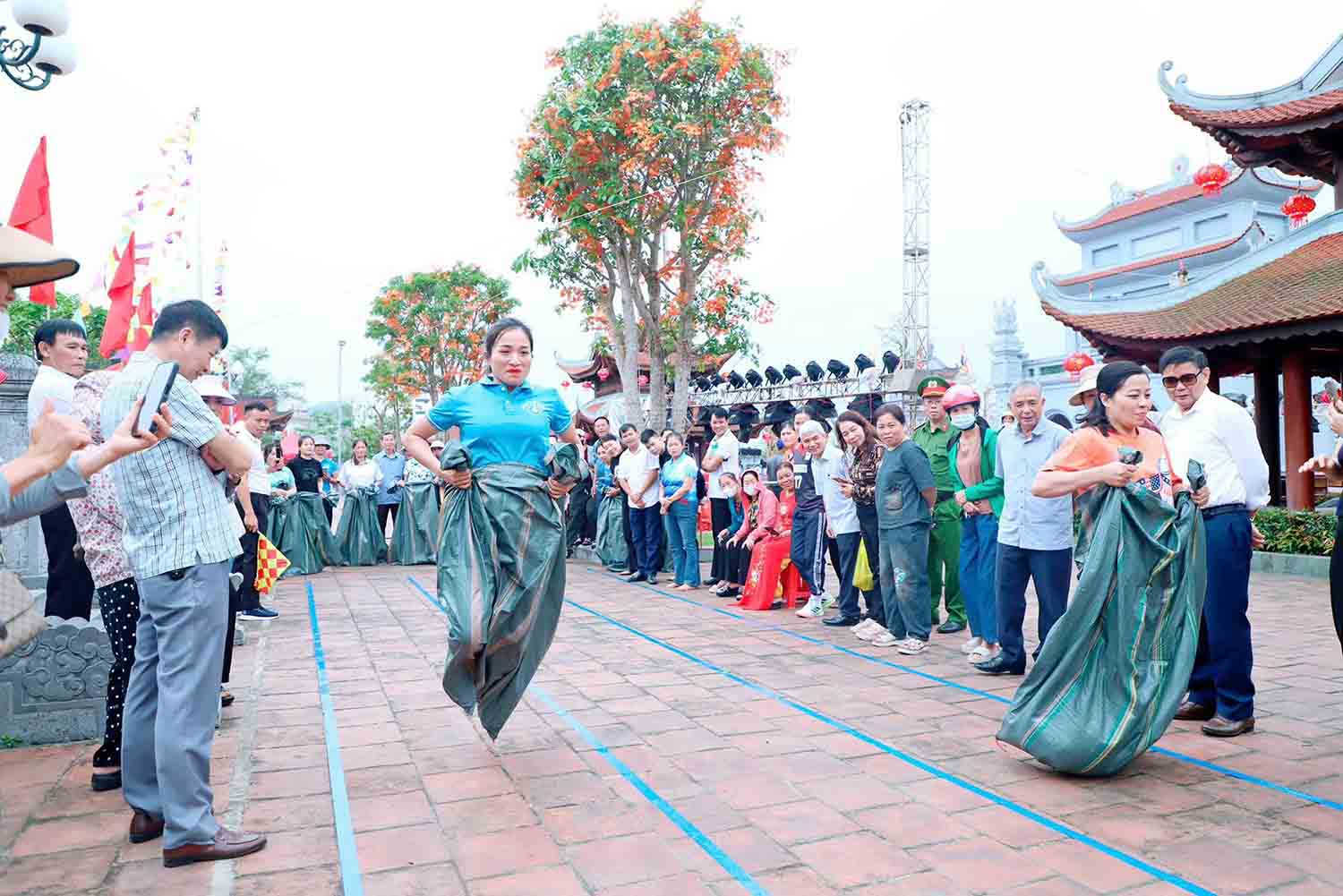 Thi nhảy bao bố. Ảnh: Thành Sen