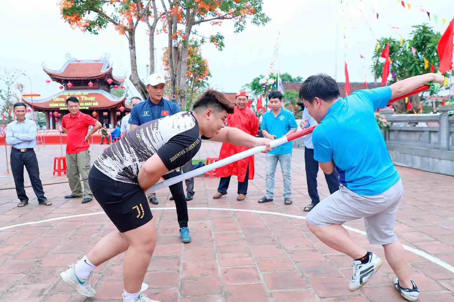 Thi đẩy gậy. Ảnh: Thành Sen