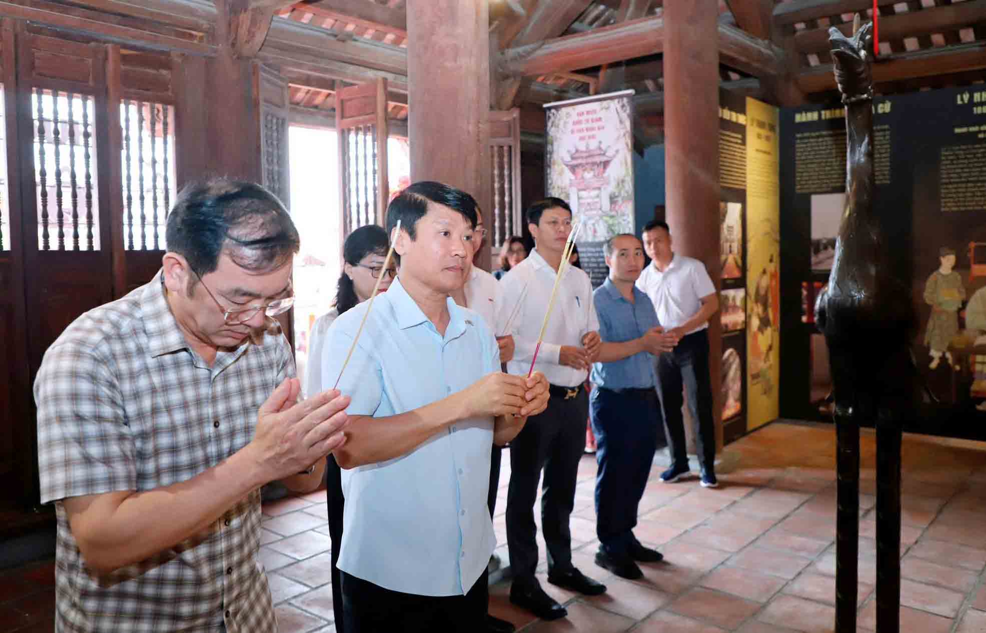 Lãnh đạo phường Thành Sen dâng hương tại Văn miếu. Ảnh: Thành Sen