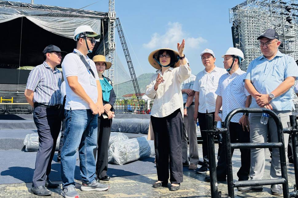 Phó Chủ tịch UBND tỉnh Gia Lai Nguyễn Thị Thanh Lịch kiểm tra công tác chuẩn bị tổ chức Chương trình Lễ khai mạc Năm Du lịch Quốc gia - Gia Lai 2026. Ảnh: Ngọc Minh 