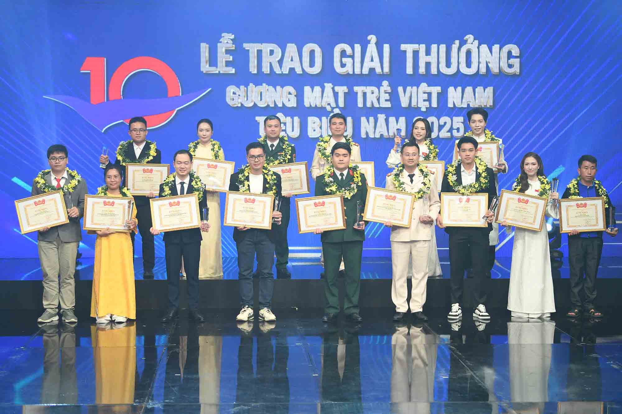 Jóvenes rostros destacados de Vietnam y Jóvenes rostros prometedores de Vietnam en 2025 son honrados. Foto: Trọng Tài