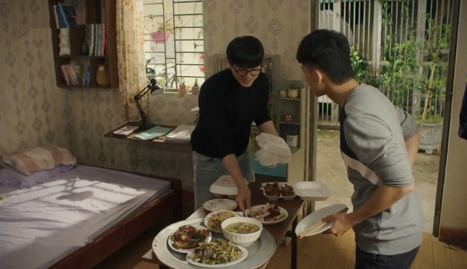 Nhờ sự giúp đỡ của hai em, Quân đã được ăn bữa cơm tại nhà trọ của Thương. Ảnh: VFC 