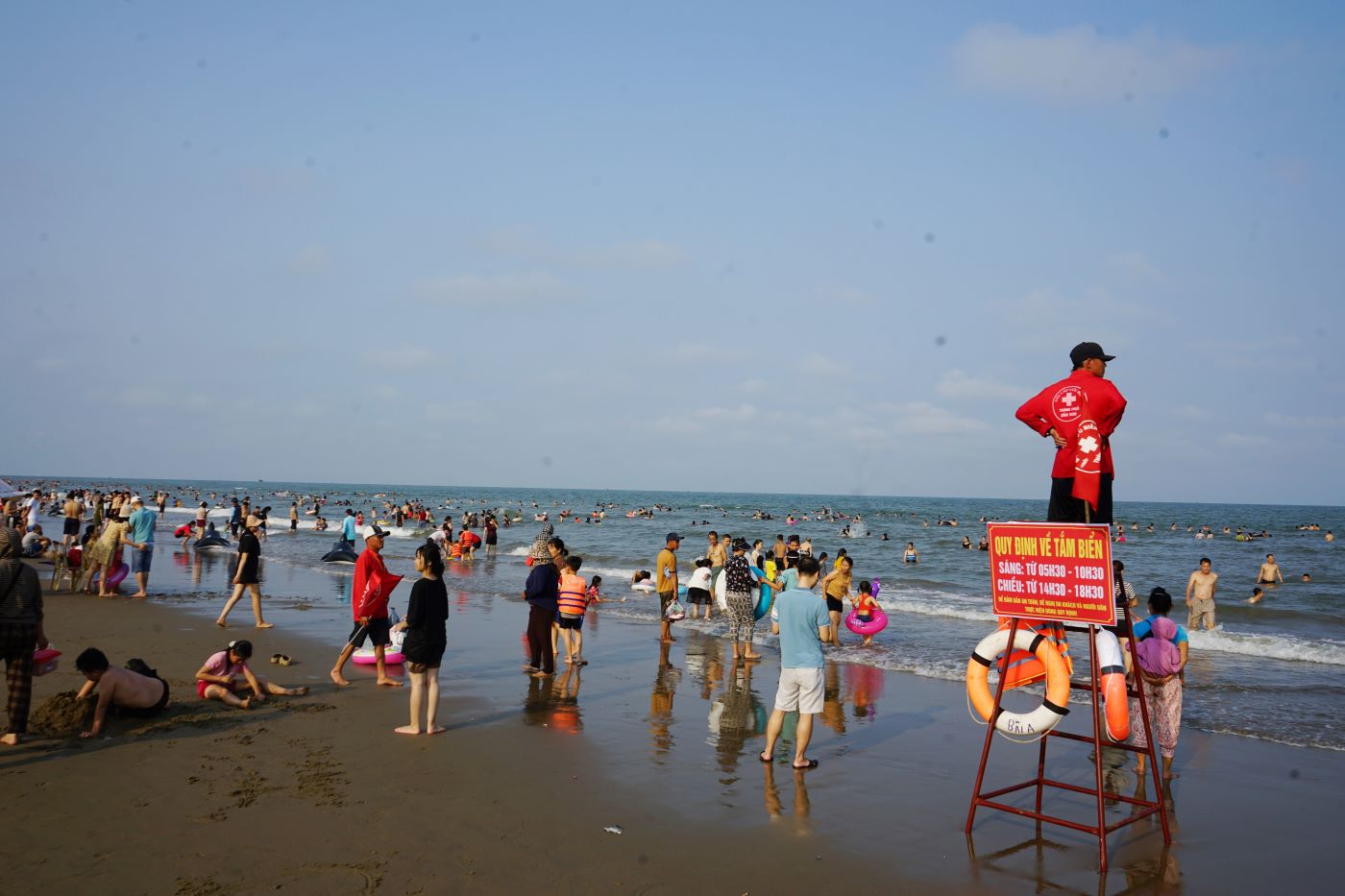 Forcing customers to take photos at Sam Son beach, one person fined 2 million VND.