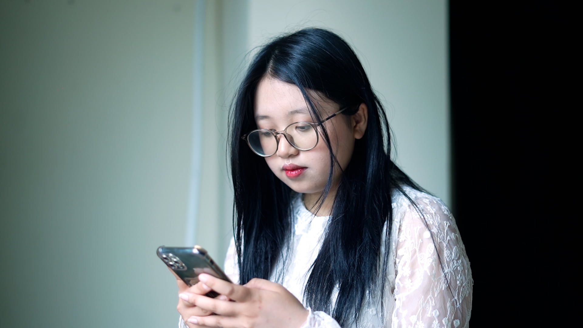 Many Gen Z young people choose to chat with AI as a way to relieve emotions and find advice in love affairs. Photo: Huyen Anh