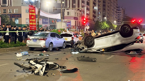 Scène de l'accident en chaîne de 6 véhicules causé par une Lexus à Hanoï. Photo: Đình Hiếu