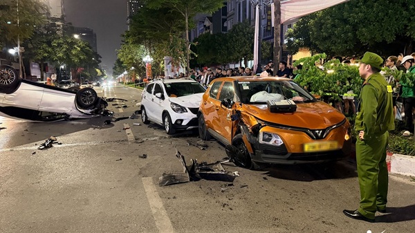 Xe Lexus lật ngửa sau khi gây tai nạn liên hoàn 6 phương tiện ở Hà Nội. Ảnh: Đình Hiếu