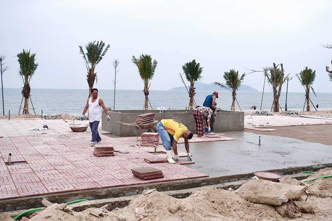 Công tác chỉnh trang đô thị du lịch biển Cửa Lò đang được khẩn trương tiến hành. Ảnh: Mai Ngân