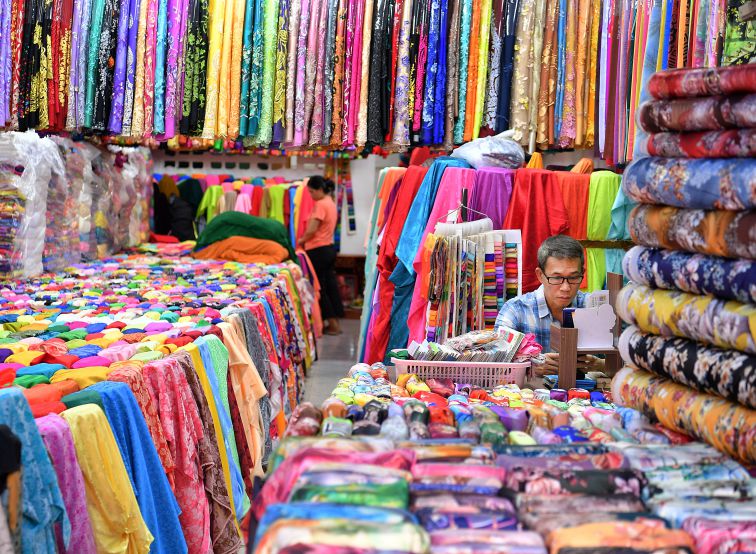 Đa dạng màu sắc và chất liệu vải. Ảnh: Việt Văn