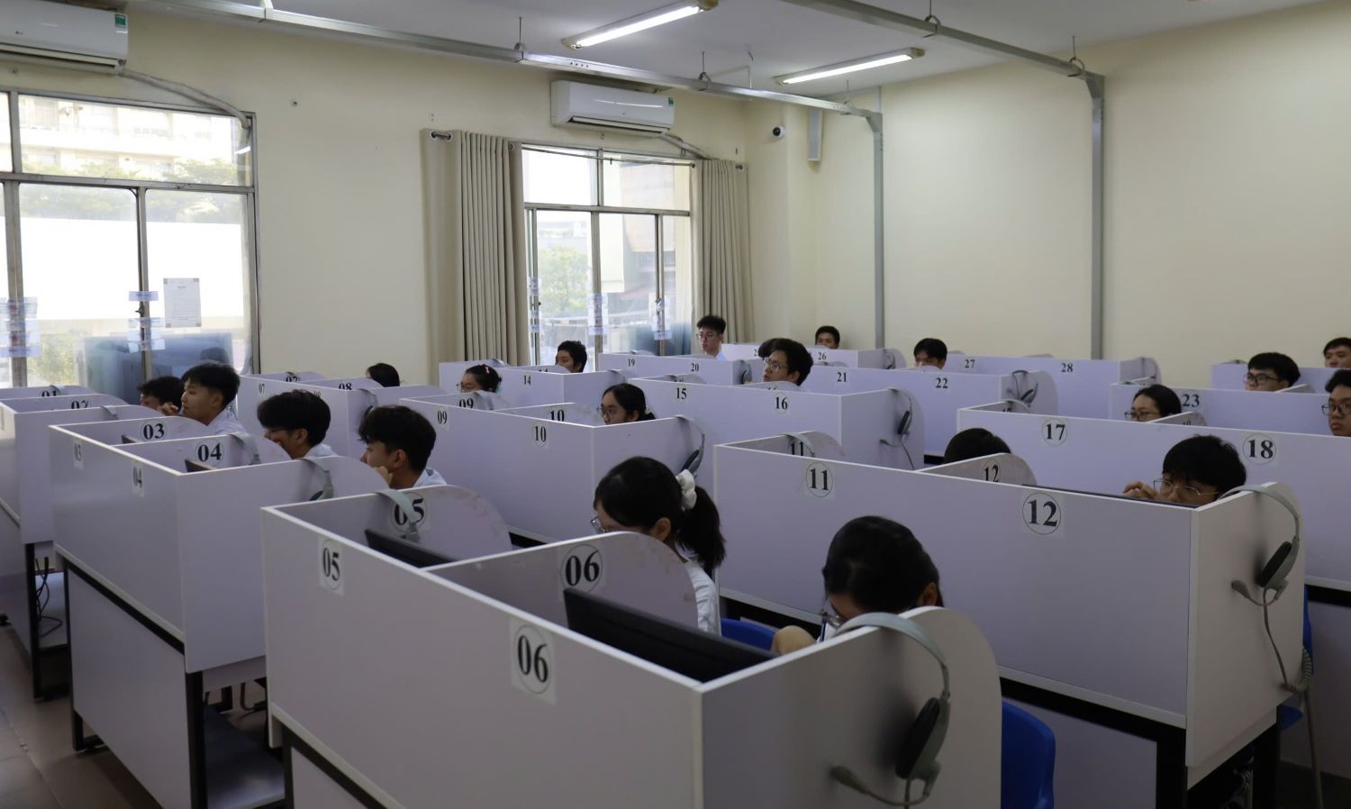 Thí sinh làm bài thi trên máy tính tại điểm thi Trường Đại học Sư phạm TPHCM. Ảnh: Minh Nguyễn