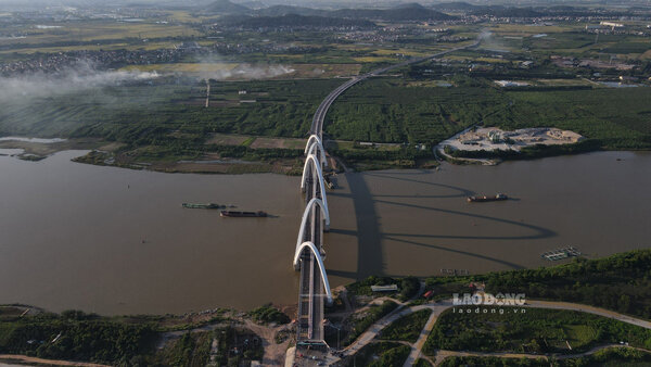 Kinh Duong Vuong Bridge crosses the Duong River, connecting Tien Du district (old) and Thuan Thanh town (old), Bac Ninh province. Photo: Van Truong