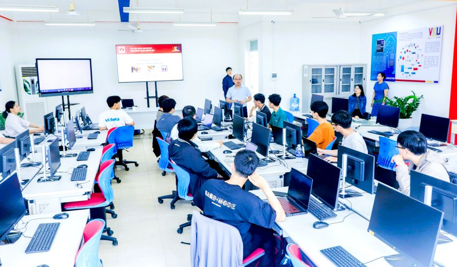Universities in Da Nang train in Semiconductor Microchip Design Engineers. Photo: Truong An