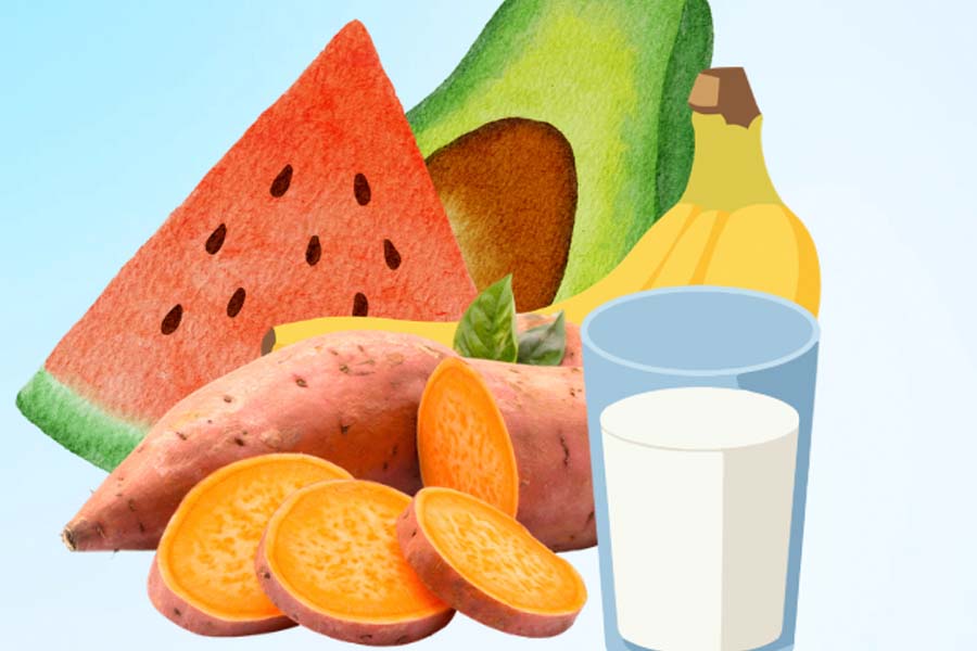 Electrolyte-rich foods help reduce the risk of muscle cramps. Graphics: Thien Nhan