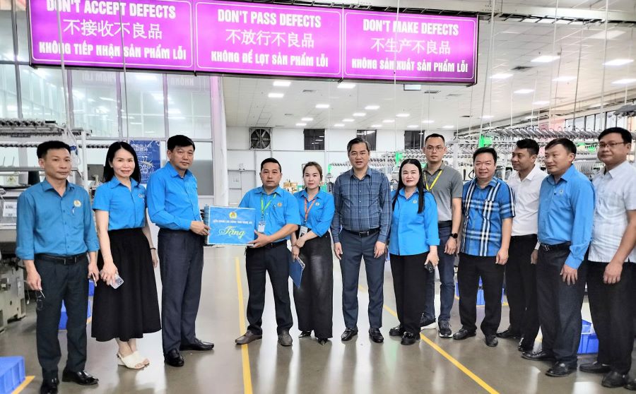 Nghe An Provincial Labor Federation presents gifts to union members and workers in difficult circumstances in Hoang Mai ward. Photo: Nghe An Trade Union