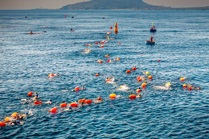 Các vận động viên vượt qua hành trình giữa đại dương, chinh phục các cự ly từ 1-5km. Ảnh: Lý Sơn Cross Island
