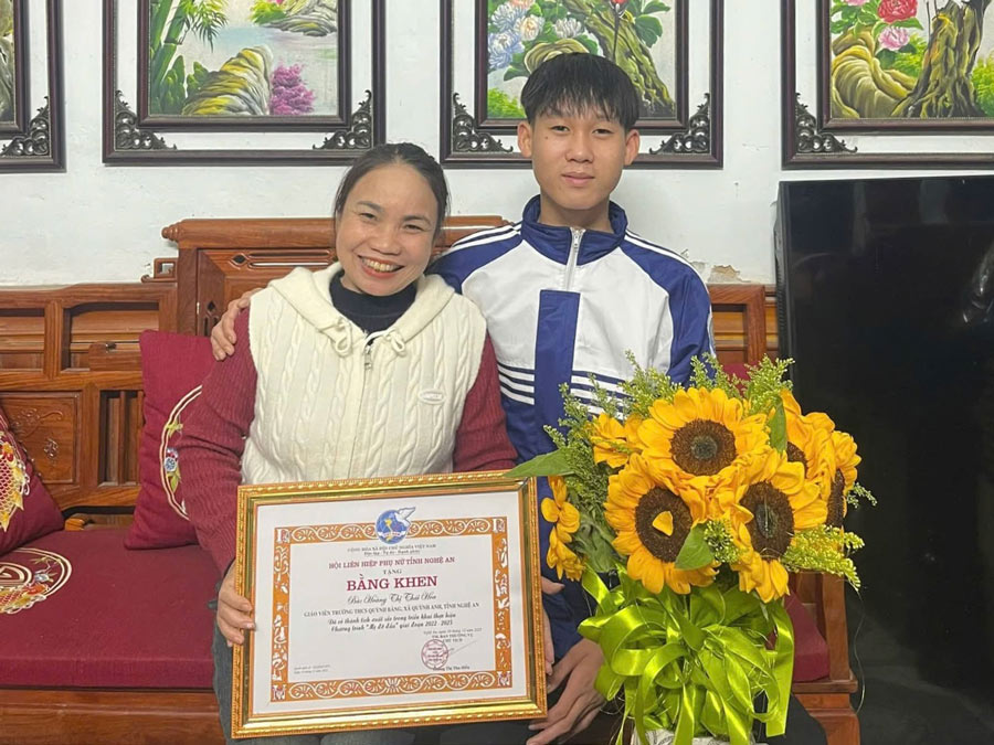 Em Hoàng Danh Hồng Lịnh bên mẹ đỡ đầu - cô Hoàng Thị Thái Hòa. Ảnh: Nhân vật cung cấp