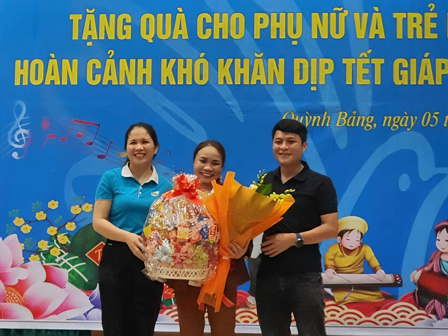 Anh Nguyễn Hữu Tình cùng cô giáo Thái Hòa (đứng giữa) tham gia các chương trình hỗ trợ trẻ em có hoàn cảnh có khăn. Ảnh: Nhân vật cung cấp