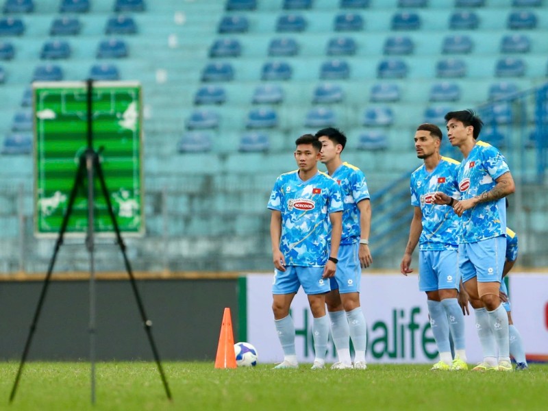 Hoang Hen, Van Hau and some other players work with coach Kim Sang-sik for the first time in the Vietnamese national team. Photo: VFF