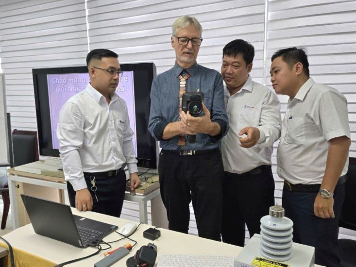 Electrical engineers of EVNHCMC learn techniques under the guidance of experts from the IRT Thermal Photo Academy (Canada). Photo: Nam Duong
