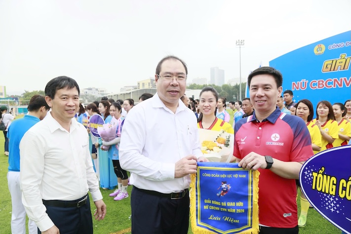 Mr. Do Duc Hung - Member of the Executive Committee of the Vietnam General Confederation of Labour, Chairman of the Vietnam Electricity Trade Union presents souvenir flags to the teams participating in the 2026 EVN Female Officials and Employees Friendship Football Tournament. Photo: Dac Cuong