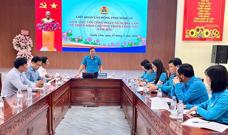 La Federación Laboral de la provincia de Nghệ An trabaja con el Sindicato de la comuna de Nghĩa Lâm para evaluar los resultados de las actividades y orientar las tareas para el futuro. Foto: Sindicato de Nghệ An