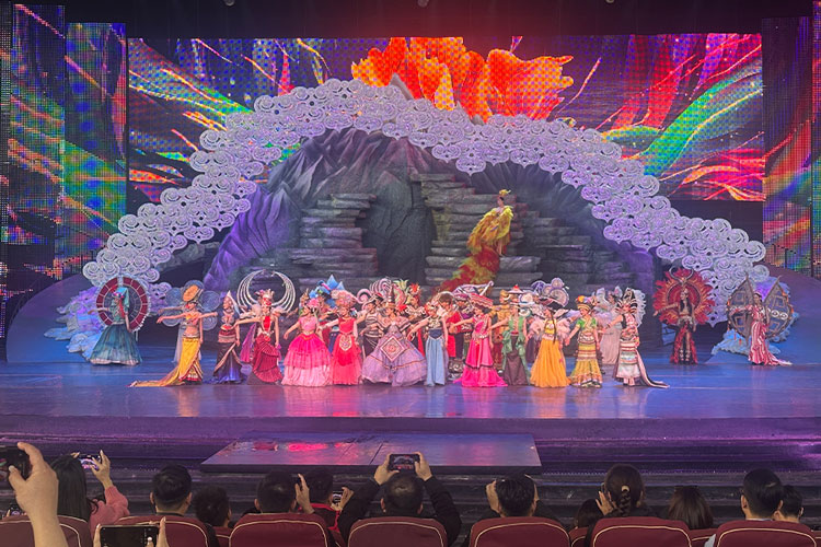 Chương trình ca nhạc thực cảnh độc đáo, tái hiện đời sống tinh thần của người dân. Ảnh: Dương Anh