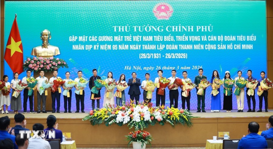 Thủ tướng Chính phủ Phạm Minh Chính tặng hoa chúc mừng các Gương mặt trẻ Việt Nam tiêu biểu. Ảnh: Dương Giang/TTXVN 
