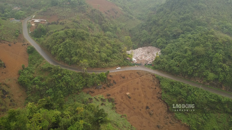 Bãi rác thải án ngữ ngay cung đường độc đạo dẫn vào khu du lịch Suối Giàng. Ảnh: Tân Văn