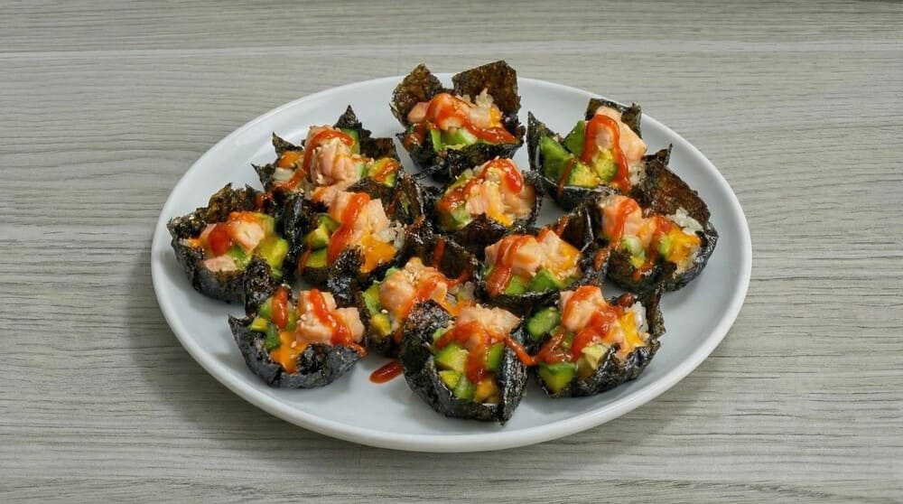 How to make simple, easy-to-make salmon cupcake sushi for a light dinner. Photo: Tuan Dat