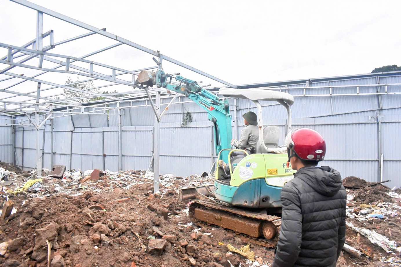 The working group of Dai Mo ward implements coercion. Photo: People's Committee of Dai Mo ward