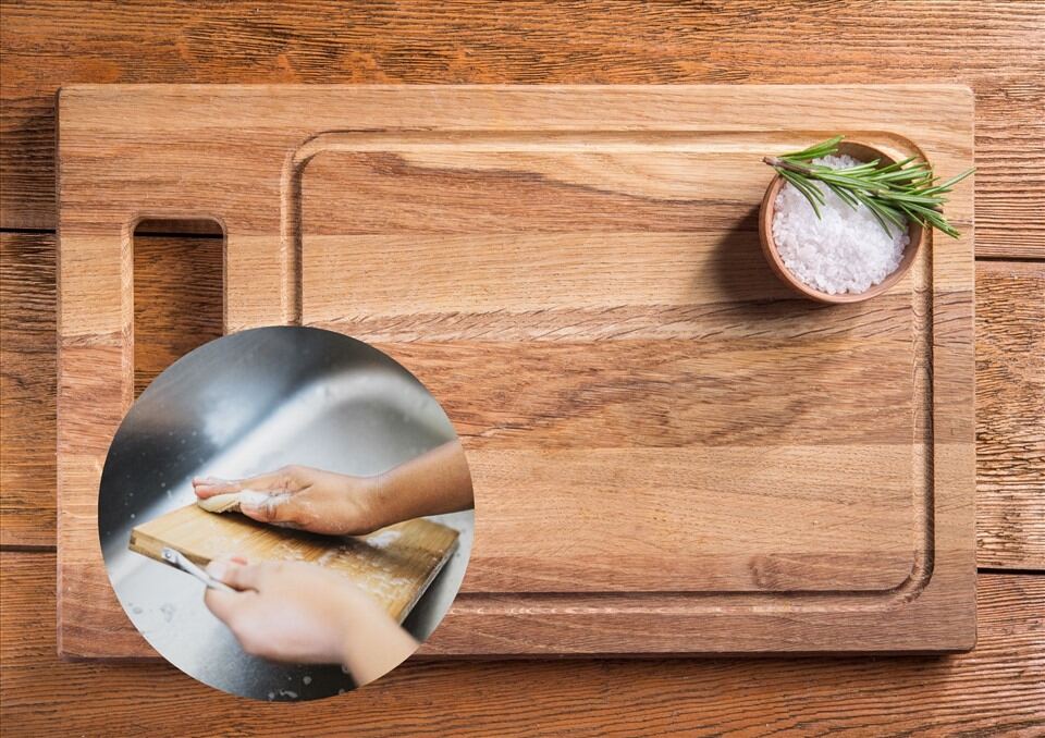 Wooden cutting boards used for a long time easily accumulate bacteria, causing food unsafety if not cleaned properly. Photo: Thao Huong