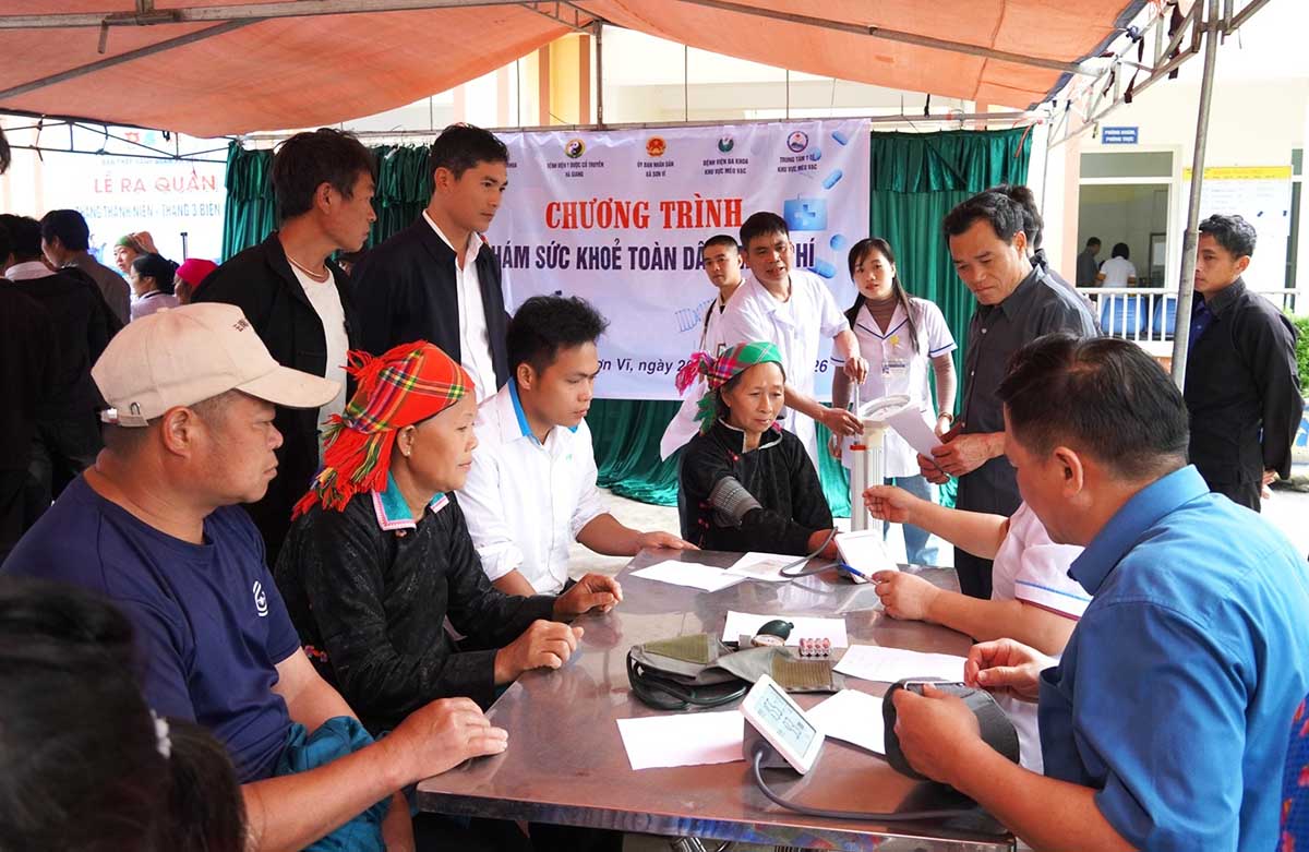 Program of medical examination and free medicine distribution for people in Son Vi border commune, Tuyen Quang. Photo: Ha Linh.