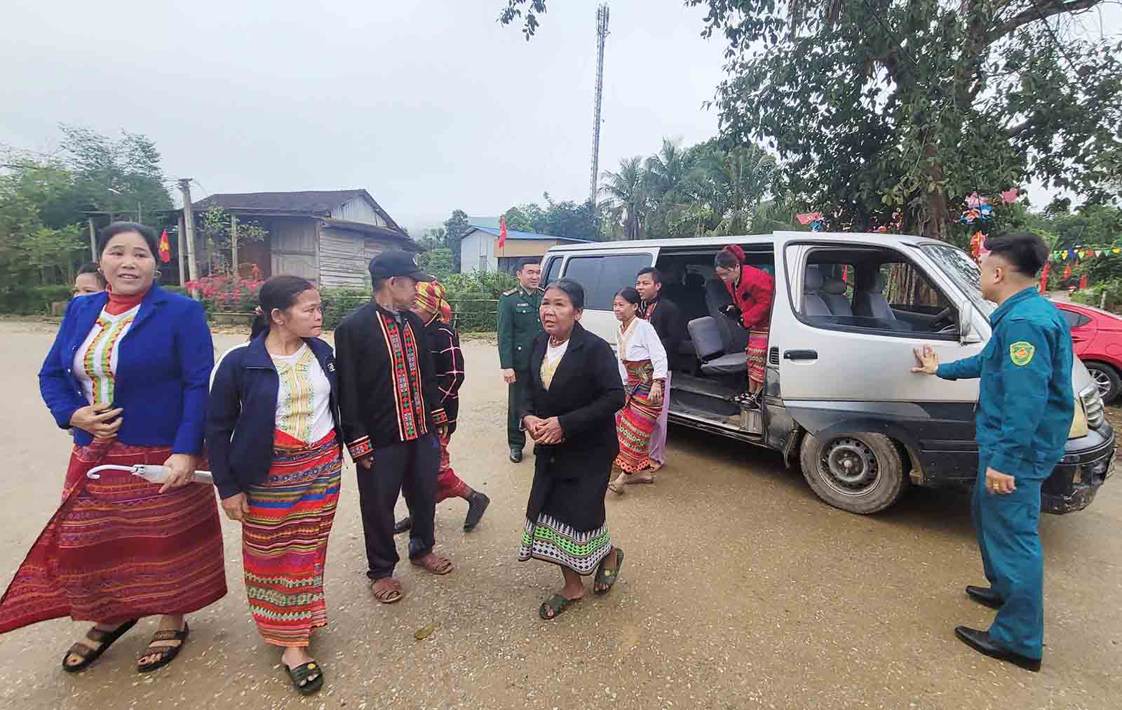 Hôm diễn ra bầu cử, địa phương đã bố trí xe ô tô chở cử tri người dân tộc Chứt đi bỏ phiếu. Ảnh: Trần Tuấn