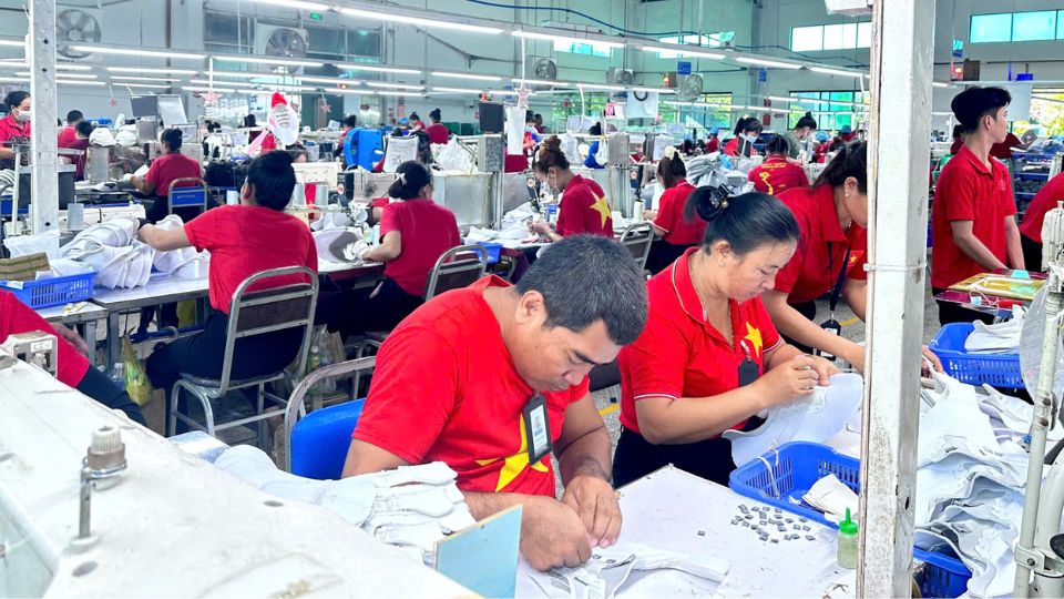 Công nhân tìm hiểu thông tin tuyển dụng qua mạng xã hội, thuận tiện, nhanh chóng hơn. Ảnh: Hoàng Lộc