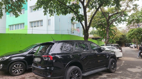 Người dân tố bị thu tiền trông xe tự phát. Ảnh Minh Hạnh 