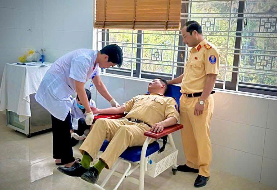 Captain Giang Lao Ta donates blood to serve emergency surgery. Photo: Lao Cai Traffic Police