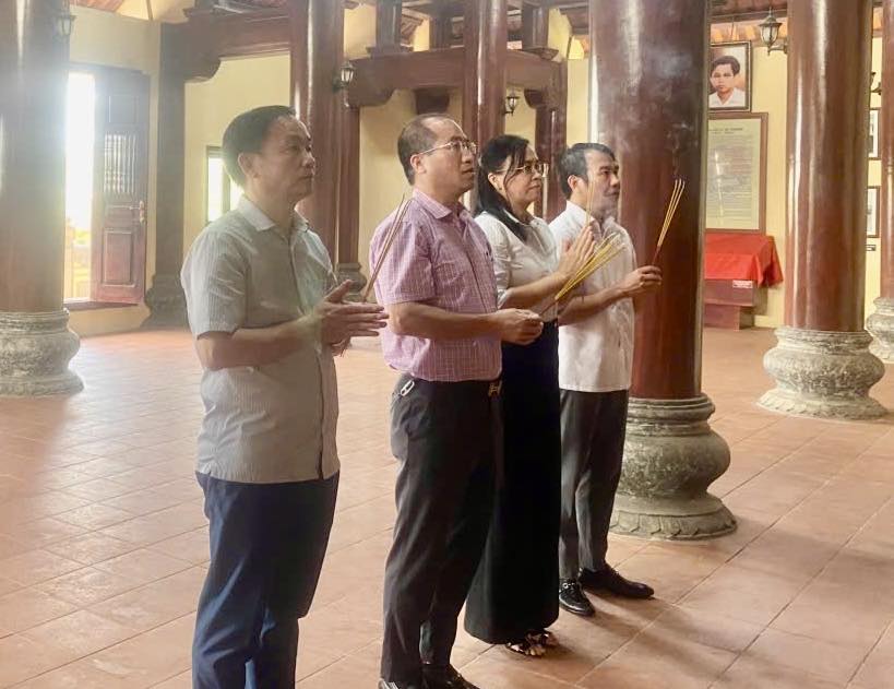 Officials of the Ha Tinh Provincial Labor Federation offer incense to commemorate Hero Ly Tu Trong. Photo: Ha Tinh Trade Union