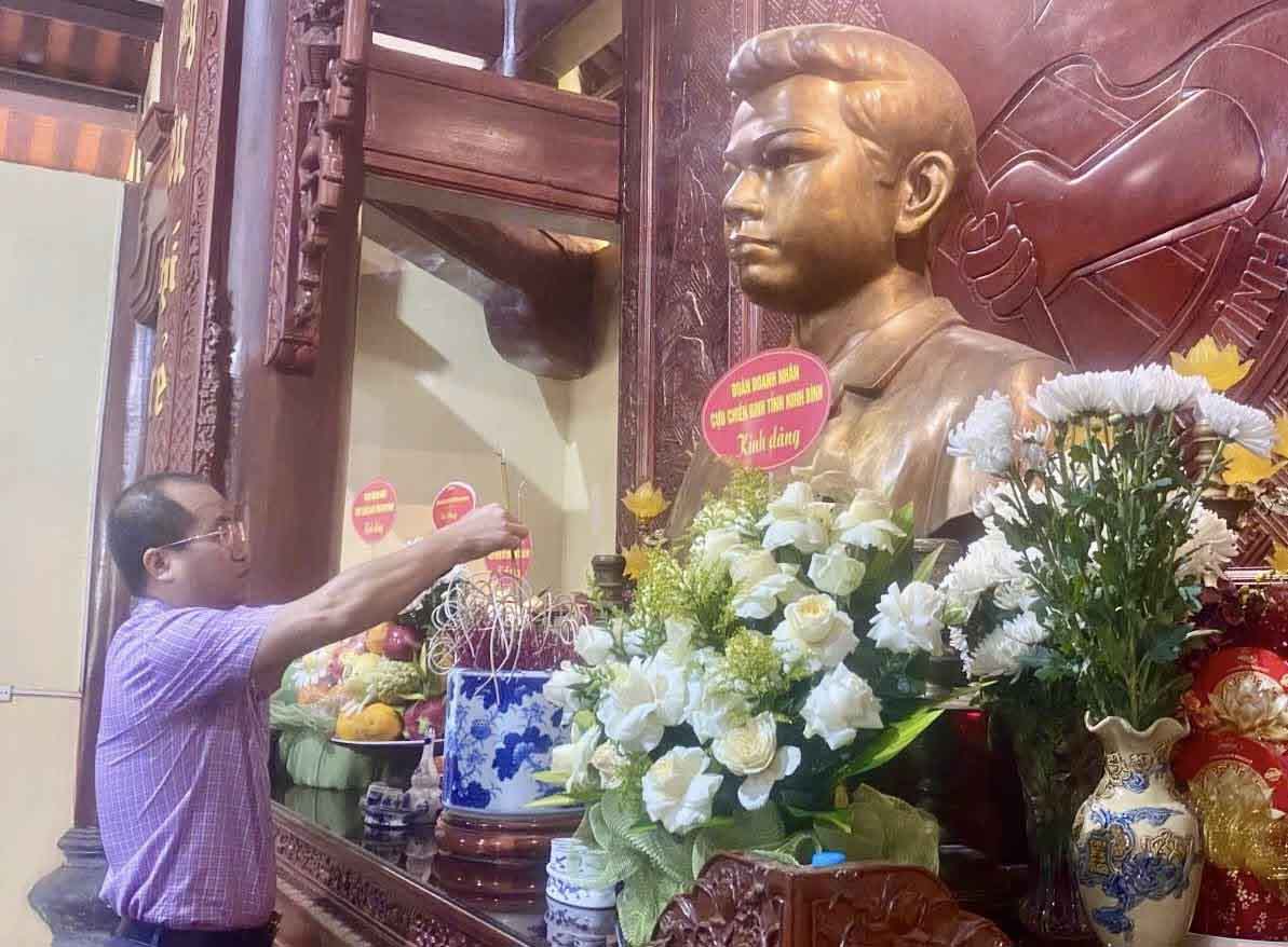 Ông Nguyễn Thế Hoàn - Chủ tịch LĐLĐ tỉnh Hà Tĩnh dâng hương. Ảnh: Công đoàn Hà Tĩnh