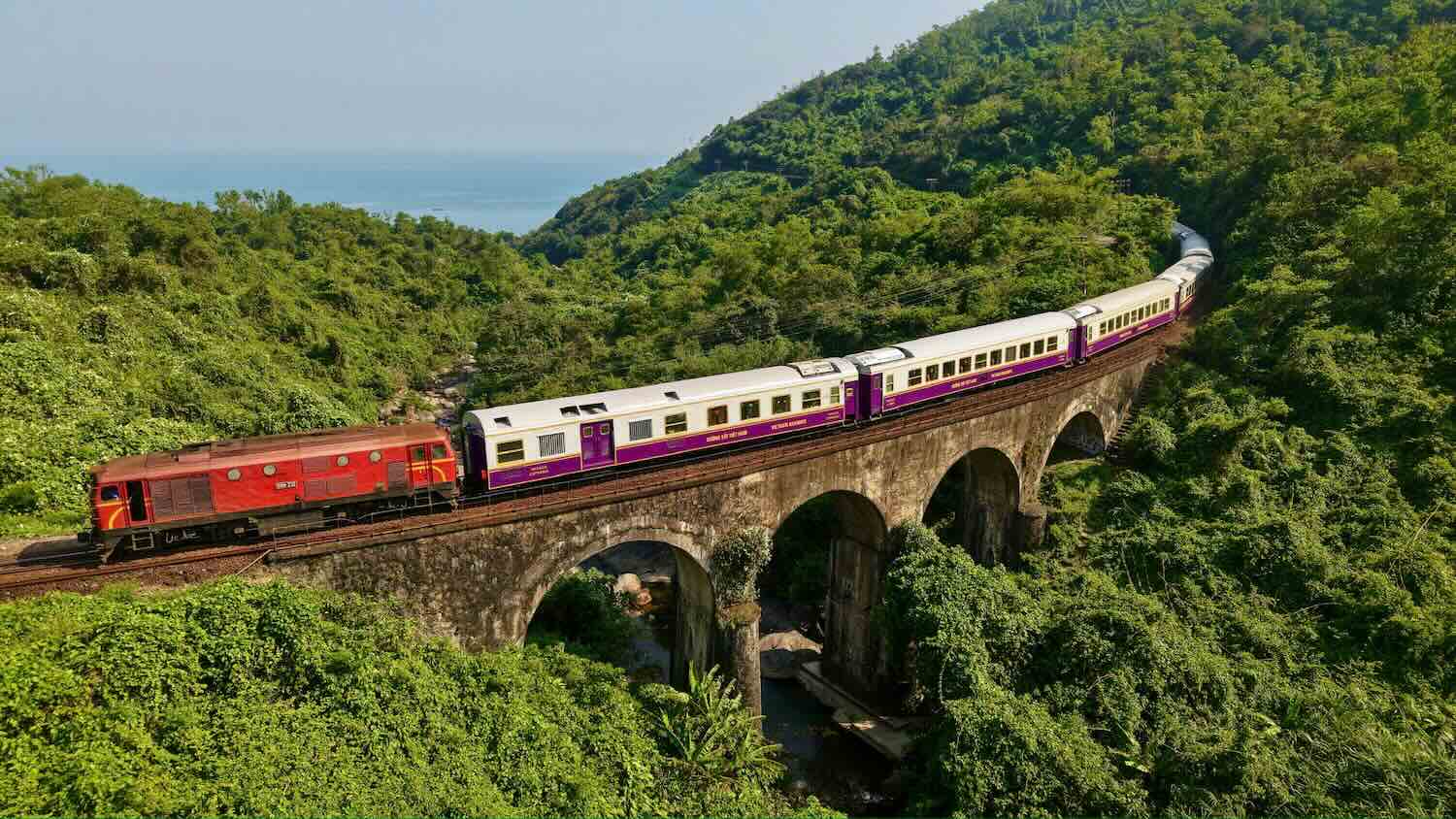 기차는 아름다운 길을 지나갑니다. 사진: Q. 안.