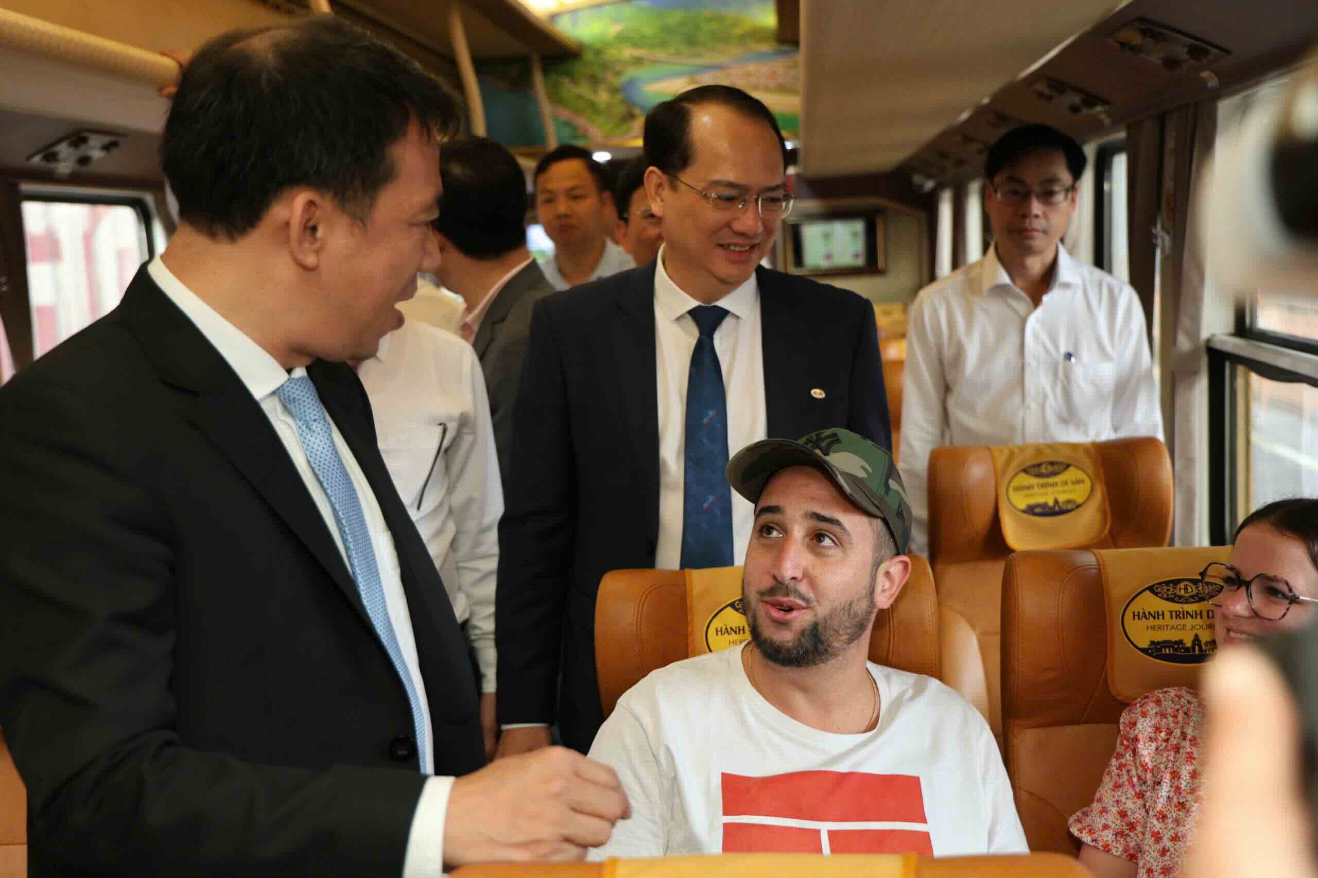 Du khách ngoại quốc trải nghiệm chuyến tàu ngày khai trương. Ảnh: Q. An.