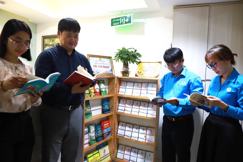 The mobile bookshelf "Ho Chi Minh Cultural Space" contributes to making studying and following Ho Chi Minh's ideology, ethics, and style a regular and close activity for workers. Photo: Duc Long