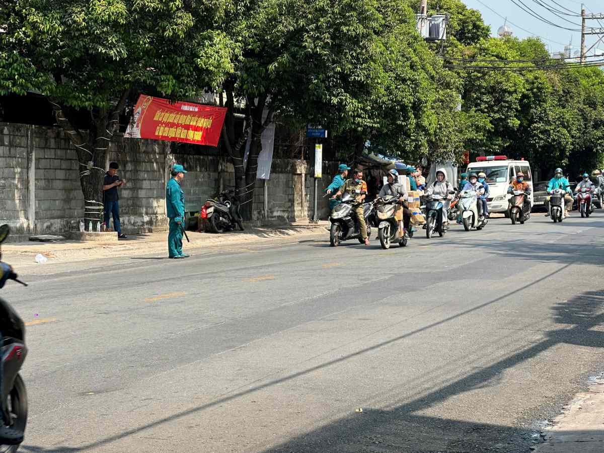 Police cordon off the scene of a man's death in Tay Thanh ward (HCMC). Photo: Dong Hoang