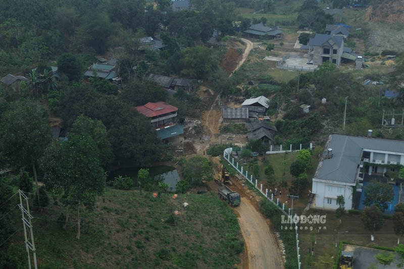 Đơn vị triển khai thi công ở một số đoạn đã có mặt bằng. Ảnh: Đinh Đại